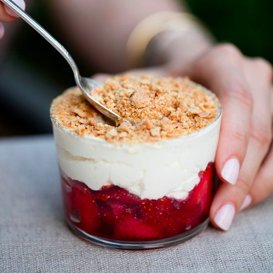 Strawberries with Vanilla Cream and Graham Crackers